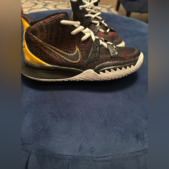 Nike Kyrie 7 VII Roswell Rayguns Black / University Gold CT4080-001 GS Size 4Y - Picture 4 of 4